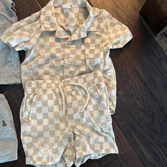 Gap 12-18 months 3 outfits. 1 romper, 2 2- piece sets. - Picture 2 of 4